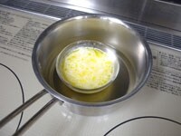 ボウルに発酵バターと牛乳を加え、45度の湯につけて溶かしバターを用意します。