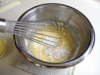 3のボウルに1の粉を2～3回に分けて加え、ゆっくりと混ぜ合わせます。