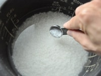 米は研いでから炊飯器の内釜の3合の目盛に合わせて水加減を行います。30分以上浸水させてから、塩小さじ1と1/2を加えて、しっかり手で混ぜ合わせて塩を溶かします。