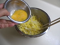 卵は割りほぐし、2のボウルに加え混ぜ合わせます。