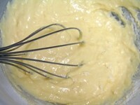 ボールに卵を割り入れ、ほぐし、牛乳を加えて泡立て器で軽く混ぜ合わせます。これに小麦粉、ベーキングパウダー、砂糖を加え、粉っぽさがなくなるまで泡だて器でよく混ぜ合わせます。