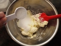 室温に戻して柔らかくしておいたクリームチーズにグラニュー糖を加え、ゴムべら、または泡立て器でよく混ぜます。
