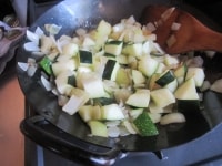 フライパンにオリーブオイルを入れ、たまねぎを炒め、透明になったら、ズッキーニを加える。さらにトマトを加えて炒める。