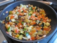 ナスがやわらくなったら、他の野菜が入っているフライパンに加える。