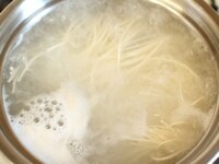 大きめの鍋にたっぷりの水を入れ、沸騰したらそうめんを入れて約2分茹でます。