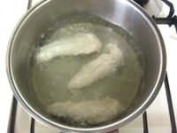 鍋に水を入れ、沸かす。沸いたら、鶏ささみ、生姜（すりおろし）を入れ、中火で5～6分ゆでる。ゆであがったら、鶏ささみを取り出す。