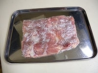 鶏モモ肉は余分な脂を取り除き、塩麹大さじ1を全体にまぶします。ラップに包み冷蔵庫で6時間ほどおきます。<br />
