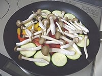 フライパンに野菜類を広げるように入れます。