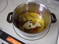 ステンレス鍋にピクルス液の材料を入れ、混ぜ合わせて火にかけます。煮立ってきたら火を止め冷ましておきます。<br />