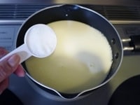 &nbsp;豆乳を鍋に入れ、グラニュー糖を加えます。