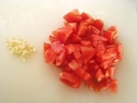トマトはへたをとり、一口大に切ります。ニンニクは皮をむき粗みじん切りにします。
