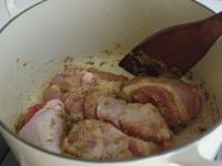 鶏もも肉を入れて色が変わるくらいまで軽く炒める。<br />