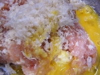 ボールに鶏ひき肉、１の玉ねぎ、塩コショウ、パン粉、溶き卵を加えてよく混ぜる