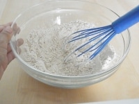全粒粉、重曹、塩、砂糖をボウルに入れ、ホイッパーで空気を入れるようによく混ぜる。<br />