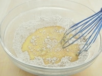 ホイッパーでダマが残らないように、よく混ぜる。全粒粉はねばりが出やすいので、混ぜすぎには注意。