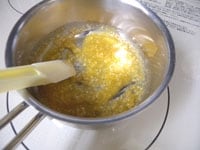 1の鍋に砂糖、味噌、みりんを加え混ぜ合わせます。