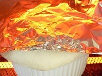オーブントースターで１５分焼く。５～６分経つと焦げ目がつくので、それ以上焦げるのを止めるため、アルミホイルをのせて続きを焼く。