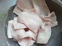 豚バラ肉は5cmに切って、熱湯にさっと通して水で洗う。