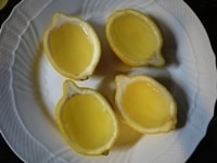用意しておいたレモンの皮の容器にレモンソーダ液をいれ、冷蔵庫で冷やします。
