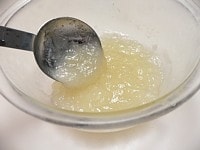 密閉袋に残ったスープ＋水＝100ccにして温め、ゼラチンパウダー小さじ1/3を振り入れて溶かす。塩、コショウ、醤油、ワサビをいれて冷やし固める。固まったらスプーンでさっくり混ぜてソースにする。