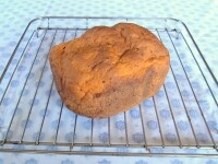焼き上がったら、2分ほどおいて、容器からパンを網に取り出して冷ます。