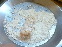 切り分けたコロッケ種に小麦粉をまぶして形を整える。
