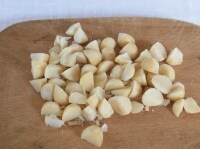 マカデミアナッツは１粒を1/4ほどの大きさに、粗く刻む。<br />