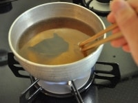 1カップの水に分量の昆布を入れておき、昆布だしを用意しておきます。その鍋に南蛮酢のすべての調味料を合わせて、一度沸騰直前まで温めてから火を止めておきます。<br />
