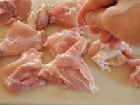 鶏肉はもも肉を用意し、3～4cm角くらいの大きさに切り分けます。塩・コショウ（分量外）を両面に薄く振り、下味をつけておきます。