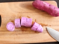 紫芋の皮をむき、適当なサイズに切って、小さじ1の水をふりかけ、ラップでしっかりくるんで、電子レンジで加熱します。加熱時間は500Wで約4分半。芋を串で刺してみて、加熱時間を調整してください。