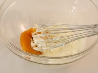 常温に戻したバターを泡だて器で混ぜ、グラニュー糖・塩を加え混ぜ白っぽくなるまでよく混ぜる。しっかりと冷ましたかぼちゃのペーストを加えてむらがなくなるまでしっかりと混ぜる。