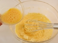 解きほぐした卵を少しずつ加え、分離しないようにその都度しっかりと混ぜ合わせる。