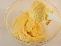薄力粉とベーキングパウダーをふるった物を半量ほど加えゴムベラでさっくりと混ぜ合わせ、大体混ざったら残りの粉も加える。最後に牛乳を加えて混ぜ合わせる。