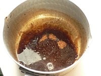 鍋に黒砂糖と水を入れて混ぜながら火にかけ、煮立ったら10秒ほど煮詰めてとろりとさせて、火を止める。