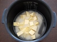 炊飯器の内釜に、お米、分量の水、塩、昆布を入れたら、水気を切ったさつまいもをのせて炊飯器にセットし、普通に炊きます。<br />