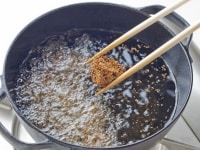 油を170℃くらいに温め、そっと里芋を入れる。5分くらいじっくり揚げ、里芋が浮いてきたらキッチンペーパーをひいたバットにとり、熱いうちに塩少々をふりかけて食卓へ。