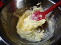 バター、卵は室温に戻しておきます。バターをゴムべら、または泡立て器を使い、空気を含んだ白っぽいクリーム状にまるまで撹拌します。グラニュー糖を加え、さらにざらざらした感じがなくなるまで、泡立て器でよく撹拌します。