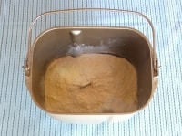 インスタントドライイーストをイースト投入口に、残りの材料はパンケースに入れる。「メロンパンコース」または、生地を途中で取り出し、成形後、もどして焼き上げることのできるコースを選び、まず食パン生地をつくる。