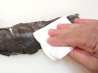 昆布は表面を湿らせたペーパータオルなどで拭き、はさみで数ヶ所切りこみを入れます。