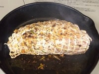 フライパンにオリーブオイル大さじ1を熱し、中火で肉の表面全体にしっかりと焼き目をつけます。