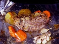 120度のオーブンで60分じっくりと焼きます。時々豚肉の表面にオリーブオイルを大さじ1をかけ、表面がつややかになるように焼き上げます。
