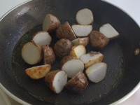 里芋を油から引き揚げ、一口大に切る。オリーブオイルを熱したフライパンで皮がパリッと香ばしくなるまで焼く。