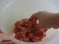 ボウルに合びき肉、塩こしょう、ナツメグ、卵、トマトケチャップを入れて粘り気が出るまで混ぜ合わせる。