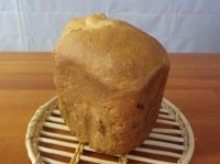 焼き上がったら、2分ほど置いて、容器からパンを網に取り出して冷ます。<br />