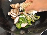 生姜を加えたら先に用意した野菜を加え、鍋を振って全体に油をなじませるように炒めます。