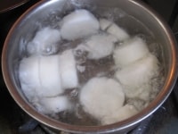 別の鍋にたっぷりの水（分量外）を入れ、強火にかけて沸騰させる。沸騰したら輪切りにして皮をむき、面取りをした大根を入れる。