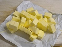 バターを小さく切ります。