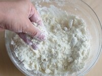 バターに粉をまぶし、指先ですりつぶすよう練り込んでいく。