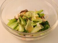 青梗菜は3ｃｍ長さに切って株は6～8等分に切る。人参は線切りにし、しいたけは石づきを取って8等分に切る。塩・油を加えた熱湯でゆで、水気をよくきる。おろしにんにく・ごま油・塩・黒七味を加えてよく和える。<br />
