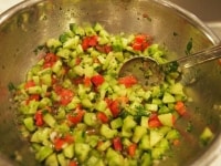 オリーブオイル、米酢、塩、クミンを入れてしっかりと混ぜる。（あらかじめボウルに調味料を合わせておいて、そこに切った野菜を入れてもいい）　冷蔵庫で冷やしながら味をなじませる。